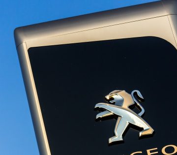 Akkumulatorhiany fojtogatja az autoipart sorra allnak le a Fiat es a Peugeot gyarai 360x315