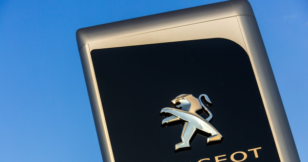 Akkumulatorhiany fojtogatja az autoipart sorra allnak le a Fiat es a Peugeot gyarai