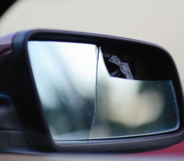 Egyre tobben esnek a tukorcsel aldozataul – Ezzel a gatlastalan trukkel csalnak ki penzt a gyanutlan autosoktol Europa szerte 360x315