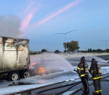 Kiegett egy Tesla Semi Kaliforniaban orakra lezartak az autopalyat 360x315