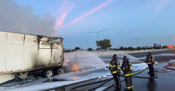 Kiegett egy Tesla Semi Kaliforniaban orakra lezartak az autopalyat