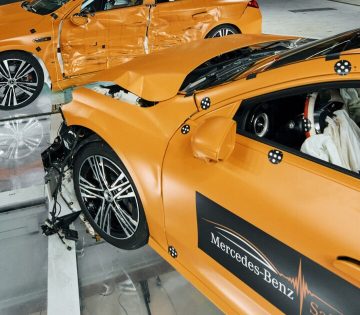 Kinatol ellesett otlettel villog a Mercedes 360x315