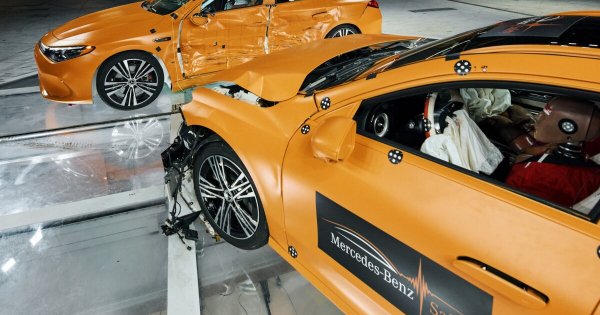 Kinatol ellesett otlettel villog a Mercedes
