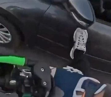 Menet kozben rugdossak masok autoit eleguk lett a helyieknek 360x315