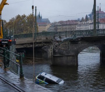 Pragai rendorauto zuhant a Moldva folyoba megis megusztak sulyos serules nelkul 360x315