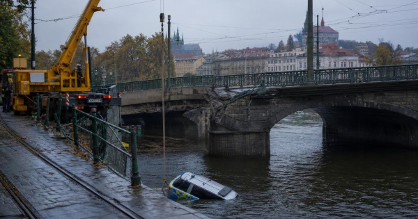 Pragai rendorauto zuhant a Moldva folyoba megis megusztak sulyos serules nelkul
