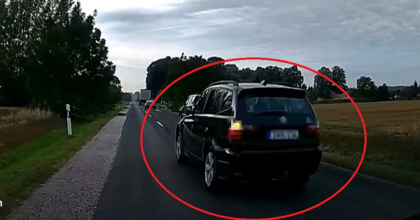 Videon a pillanat amiert eltiltottak a sofor a vezetestol